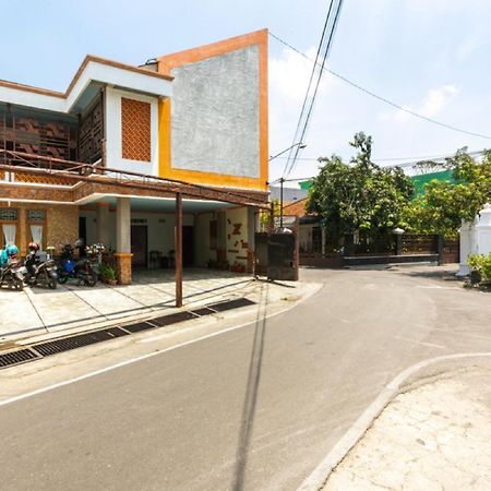 Reddoorz Syariah Near Stadion Manahan Solo 2 Exterior photo