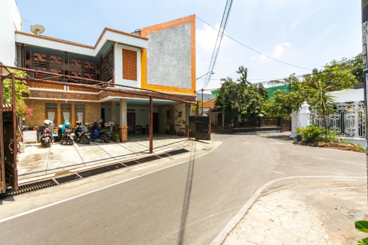Reddoorz Syariah Near Stadion Manahan Solo 2 Exterior photo